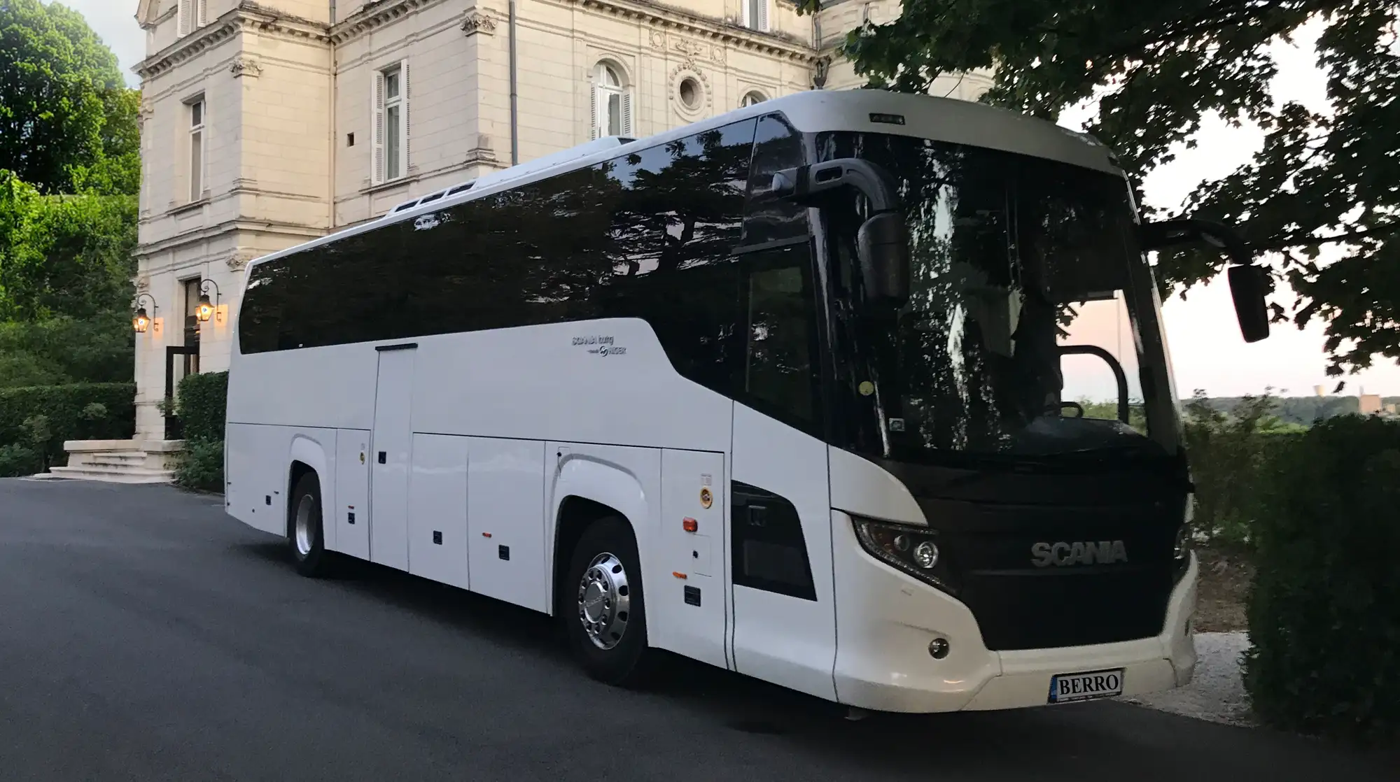 Autocar Scania Touring BERRO devant un château, en France