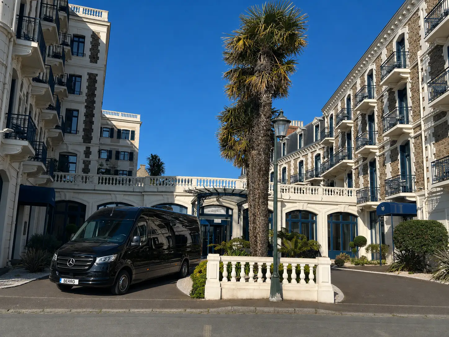 Van BERRO devant un hôtel sur la Côte