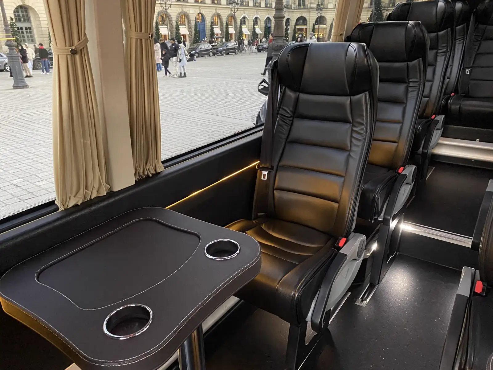 Intérieur cuir d'un Sprinter LUX, place Vendôme à Paris
