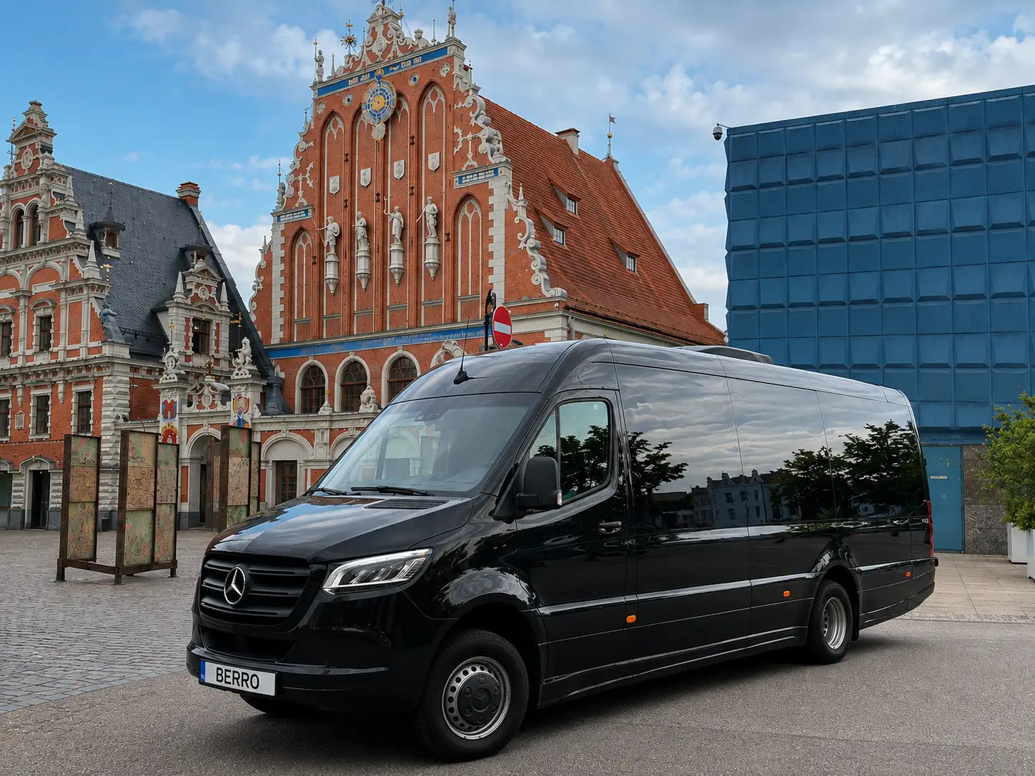Minibus BERRO devant la Maison des Têtes Noires à Riga