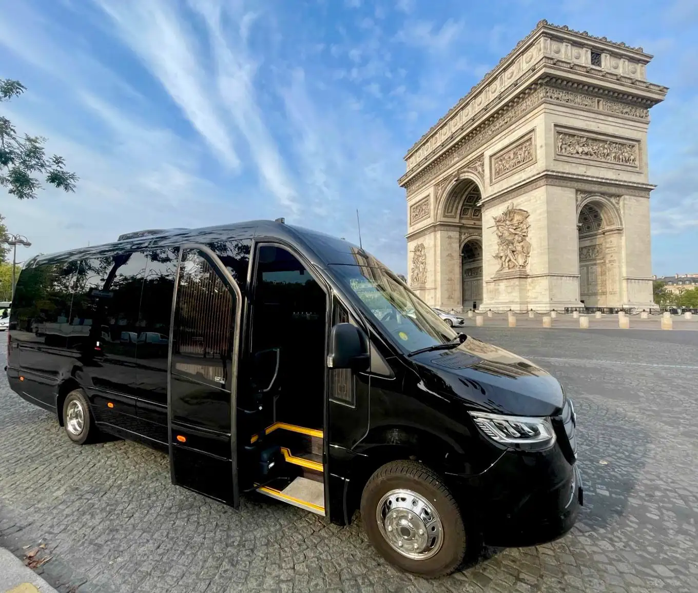 Minibus BERRO devant l'Arc de Triomphe à Paris
