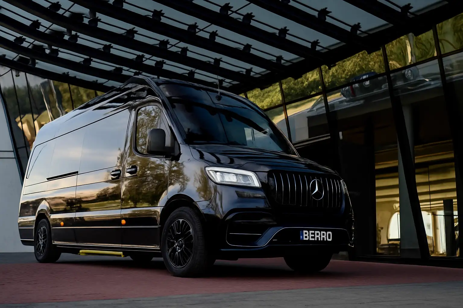 Mercedes-Benz Sprinter VIP noir aux plaques BERRO