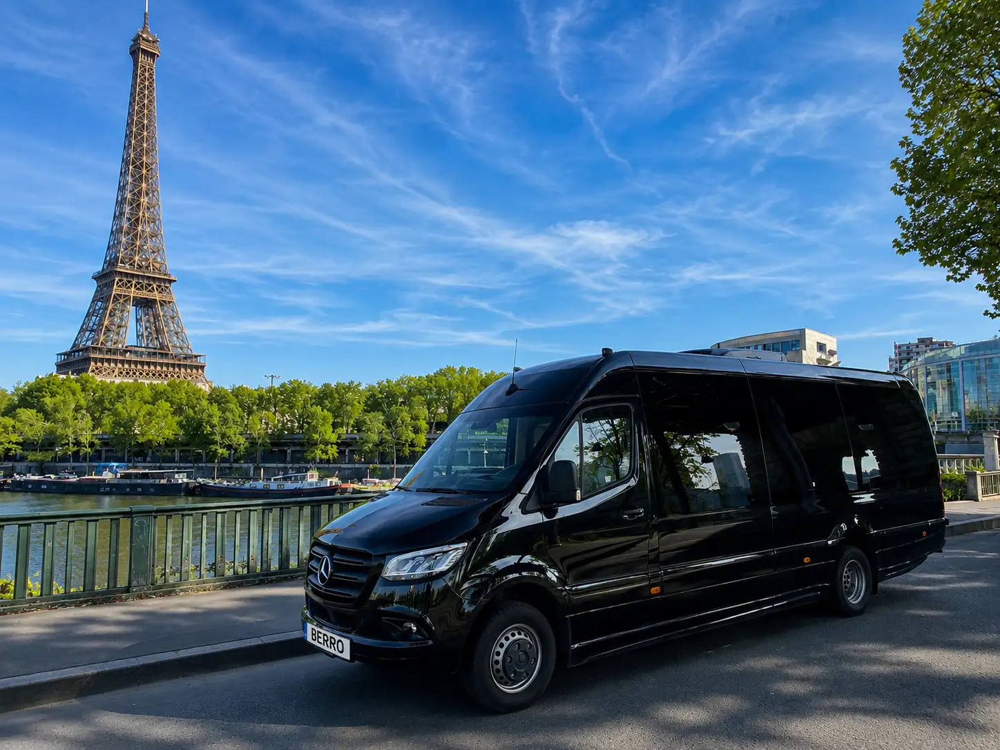 Minibus BERRO devant la tour Eiffel